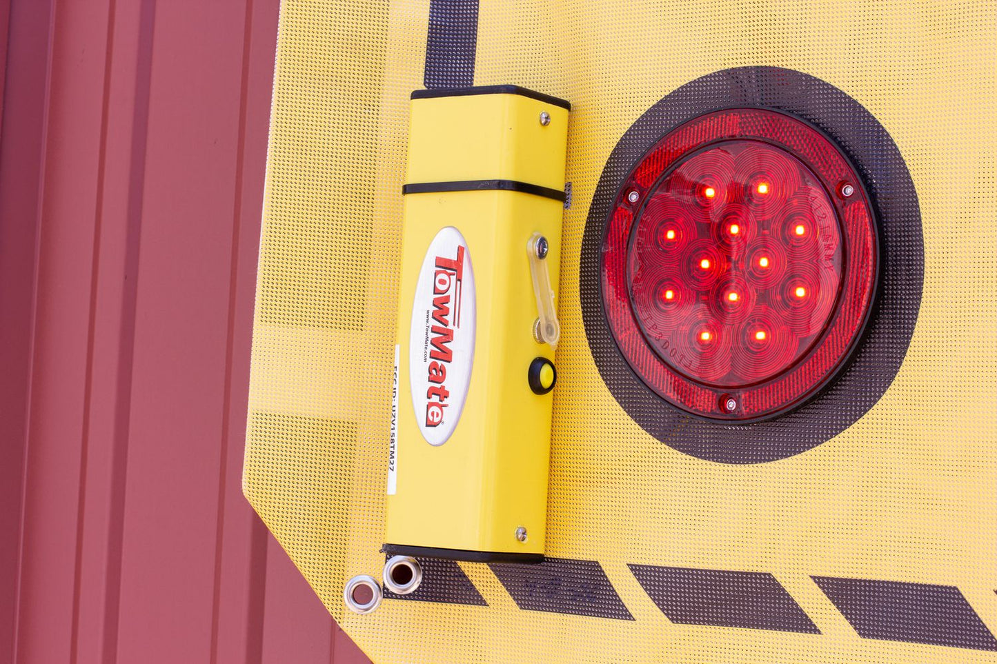 TMBN8SXR – 8' WIRELESS LIGHTED OVERSIZE LOAD BANNER